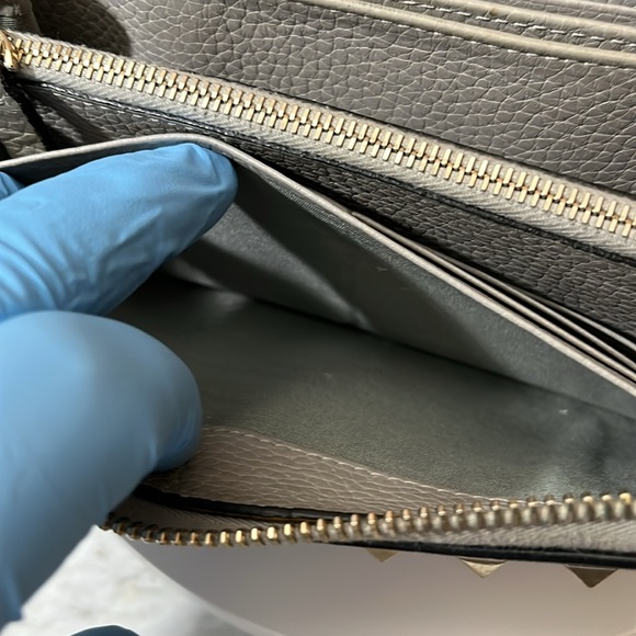 VALENTINO GARAVANI ZIP LONG WALLET WITH SILVER STUDS. - Picture 15 of 17